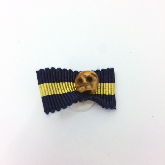 Vanities Skull Stripe Bow Tie and Lapel Button Pin - Picture 6 of 7